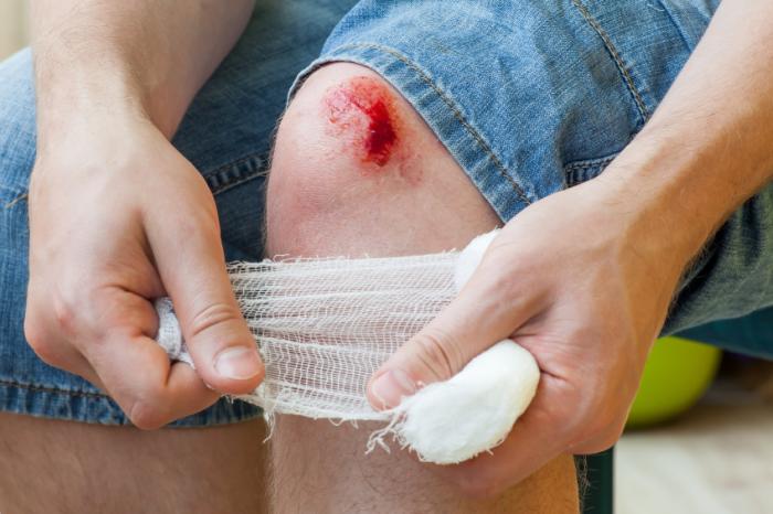 https://medde.org/wp-content/uploads/2020/12/wound-on-the-knee-being-treated.jpg